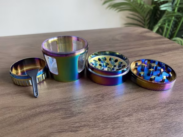 grinder-grande-4-capas-translucido-morado-dorado-trituradora-metalica-50mm-420mx-3 Grinder de 4 capas abierto mostrando compartimentos y sistema de molienda