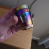grinder-grande-4-capas-translucido-morado-dorado-trituradora-metalica-50mm-420mx-4 Grinder metálico morado-dorado de 50 mm sostenido en mano para mostrar tamaño
