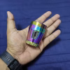 grinder-grande-4-capas-translucido-morado-dorado-trituradora-metalica-50mm-420mx-7 Grinder metálico morado-dorado de 50 mm sostenido en mano para mostrar tamaño