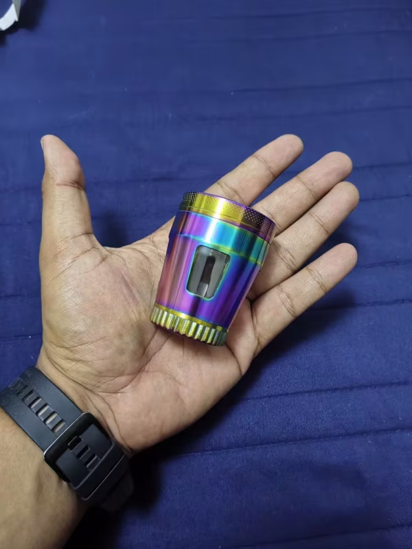 grinder-grande-4-capas-translucido-morado-dorado-trituradora-metalica-50mm-420mx-7 Grinder metálico morado-dorado de 50 mm sostenido en mano para mostrar tamaño